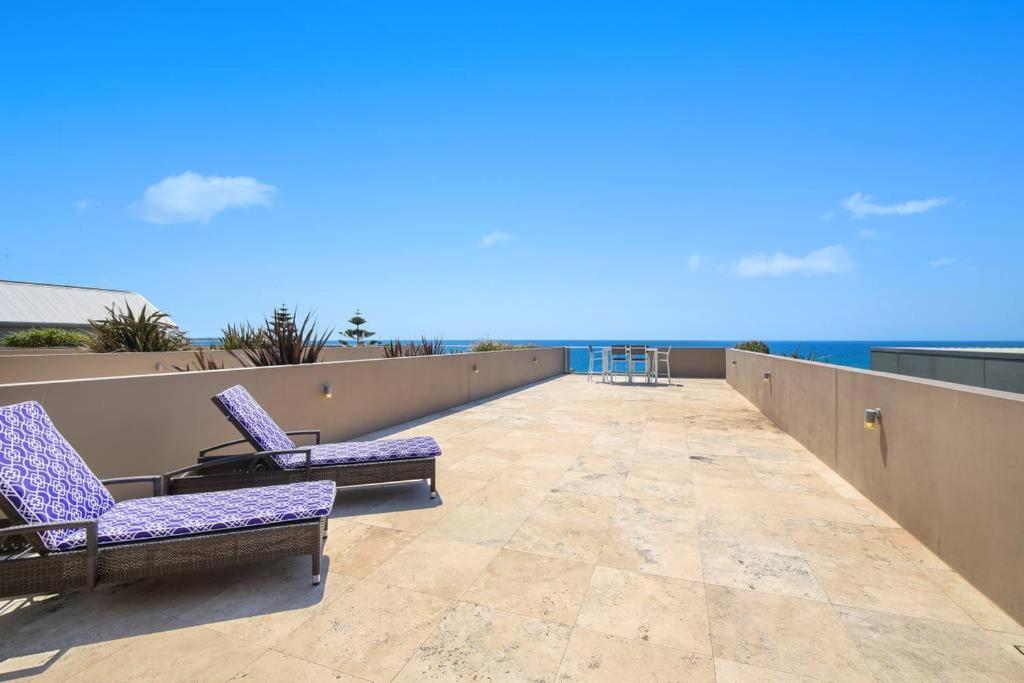 Beach And Ocean Front Penthouse With Wifi And Parking Lägenhet Entrance Exteriör bild